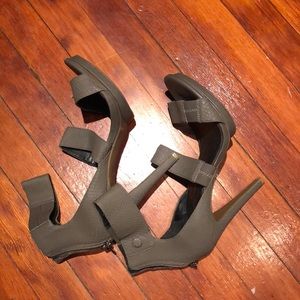 Jessica Simpson gray open-toed heels with straps